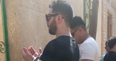 قرآن ودموع على قبر نيرة.. والد الطالبة يزورها والزملاء يدعون لها بالرحمة.. فيديو