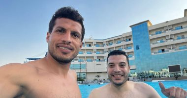 طارق حامد برفقة لاعب الزمالك السابق فى السخنة بعد العودة من إسبانيا