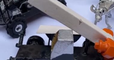 قالوا عليه مجنون.. وجدى الغزاوى بيحول الخردة لتحف فنية وألعاب أطفال.. فيديو