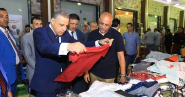 محافظ سوهاج يتفقد معرض منتجات المناطق الصناعية والحرف اليدوية.. صور