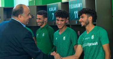 محمد مصيلحى يؤازر لاعبى الاتحاد السكندرى قبل مباراة فاركو.. صور