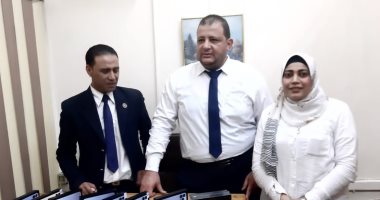 جمارك مطار القاهرة تحبط محاولة راكب قادم من الشارقة تهريب هواتف محمولة