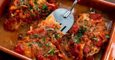 طريقة عمل السمك بالصوص الأحمر .. وجبة خفيفة ومفيدة لأفراد أسرتك