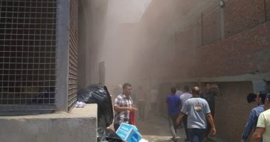 10 سيارات إطفاء تسيطر على حريق مصنع منسوجات فى الشرقية.. صور