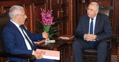 ‫وزير الزراعة يبحث مع أمين جائزة خليفة التعاون فى مجال التغيرات المناخية