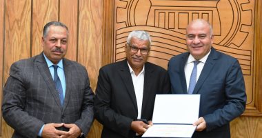 محافظ قنا يكرم عدد من قيادات المحافظة لدورهم الفعال داخل المجتمع