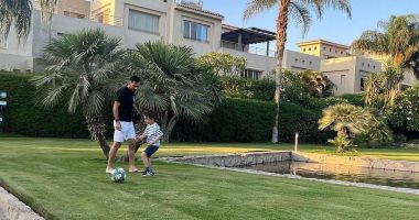 علي معلول يستغل غيابه عن الأهلي في دروس كروية مع ابنه بالمنزل .. فيديو