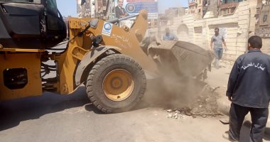 حملة نظافة على جانبى السكة الحديد فى المحلة.. ورفع 50 طن قمامة