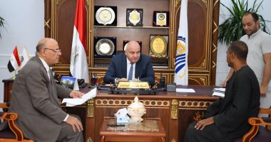 محافظ قنا يستقبل 60 مواطنا بمكتبه لبحث شكاواهم