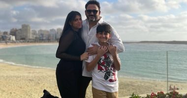 أكرم حسنى مع أولاده روبا وياسين فى الإسكندرية: أجمل ذكرياتى مع الصيف