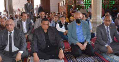وزير الرى ومحافظ البحيرة يؤديان صلاة الجمعة بمسجد أبو مندور برشيد.. صور