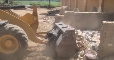 إزالة تعديات على أراضى زراعية بمركزى البدارى وأسيوط.. صور