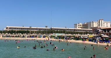 هروبا من حرارة الجو.. شواطئ الغردقة كاملة العدد فى الإجازة الأسبوعية.. فيديو