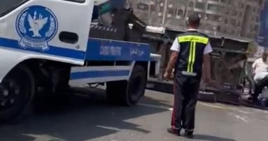 إصابة سائق إثر حادث انقلاب سيارة نقل أعلى كوبرى أكتوبر