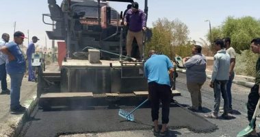 بدء أعمال رصف الطرق الداخلية بمدينة باريس فى الوادى الجديد.. صور 