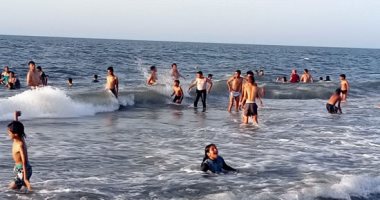 هربا من حرارة الجو.. توافد الأهالى على مصيف بلطيم وتواجد رجال الإنقاذ.. فيديو