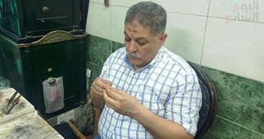 إيديه تتلف فى حرير.. عم "محمد" بيصلح الدهب المكسور ويرجعه جديد.. 30 عاما خبرة فى المهنة.. ويوضح: هذه طريقتى فى إصلاح المشغولات الذهبية التالفة والمكسورة