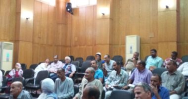 رئيس مدينة إسنا يعقد اللقاء الأسبوعى لبحث وحل شكاوى المواطنين.. صور