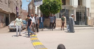تركيب مطبات صناعية بشوارع الواسطى فى بنى سويف وتحرير 13 مخالفة تموينية