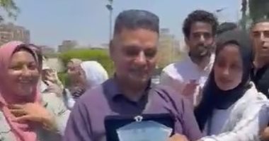 بممر شرفى ودرع .. طلاب يكرمون أستاذًا بكلية الآداب جامعة القاهرة .. فيديو 