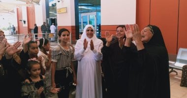 بالزغاريد والأغانى.. حجاج بيت الله الحرام يغادرون مطار القاهرة.. صور 