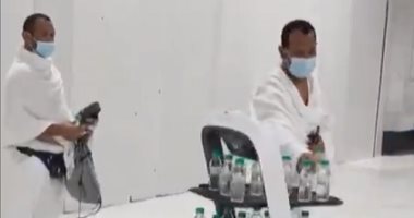 روبوت ذكى لتوزيع عبوات ماء زمزم على الحجاج