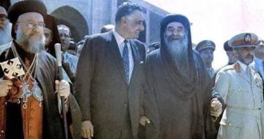 الذكرى الـ 54 لافتتاح الكاتدرائية المرقسية بالعباسية بعد عودة رفات مارمرقس الرسول.. الرئيس عبد الناصر وحسين الشافعى وأنور السادات برفقة البابا كيرلس وأساقفة المجمع المقدس.. و150 ألف جنيه مساهمة من الدولة.. صور