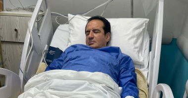 أحمد محمد ثروت: والدي بخير ويحتاج لفترة نقاهة قبل العودة لمصر