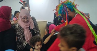الأراجوز والساحر يبهران أطفال مستشفى صيدناوي الجامعي بالزقازيق.. لايف