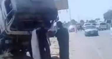 مصرع شخص وإصابة 10 آخرين فى حادث تصادم بين 3 سيارات بأسيوط.. صور