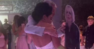 عروس تصمم مجسما بالحجم الطبيعى لوالدتها الراحلة لتحضر زفافها.. فيديو
