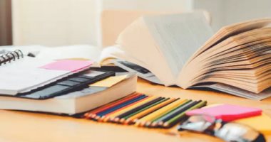 العذراء بيروق أوضته والثور بيقضيها جداول.. اعرف كل برج بيعمل إيه ليلة الامتحان