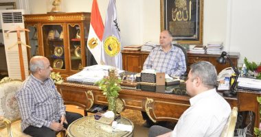 محافظ أسيوط يناقش مشروعات الرصف وإنشاء محورى "منفلوط وأبو تيج – ساحل سليم"  