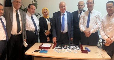 ضبط راكبة عربية بمطار القاهرة حاولت تهريب كمية أحجار كريمة على جسدها.. صور