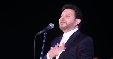 هاني شاكر يرفع شعار كامل العد فى أولى حفلات مهرجان السويس ويغنى للعندليب