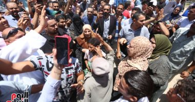 توافد أقارب فتاة المنصورة على المحكمة قبل بدء محاكمة المتهم بقتلها