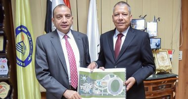 رئيس جامعة بنى سويف يسلم رئيس النادى الرياضى التصور الهندسى النهائى للفرع الجديد