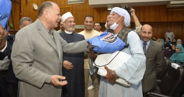 محافظ أسيوط يشهد حفل تسليم تأشيرات حجاج الجمعيات الأهلية.. صور