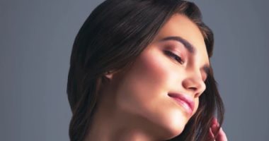 5 حلول تقضى على مشكلة قشرة الشعر نهائيًا.. أبرزها معرفة السبب الحقيقى