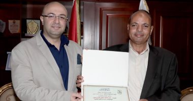محافظ بنى سويف يكرم مدير الشئون القانونية بالديوان العام لبلوغه سن المعاش