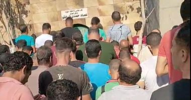 تشييع جثمان شاب لقى مصرعه أثناء مشاجرة بالأسلحة النارية مع جيرانه بقليوب