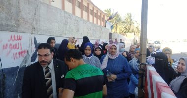 توافد طلاب الثانوية بكفر الشيخ على 80 لجنة لأداء امتحان اللغة العربية.. لايف
