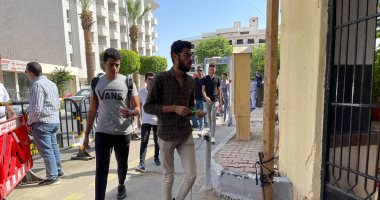 طلاب الثانوية العامة بالمحافظات يؤدون امتحان اللغة العربية.. تواجد أمنى مكثف واتباع الإجراءات الاحترازية وسط دعوات الأمهات أمام اللجان.. توزيع مياه على الطلاب وفرق تطوعية من الشباب تعقم اللجان بشمال سيناء