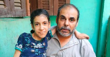 على خطى رقية.."حنان" مصابة بـ"ضمور العضلات" وتحتاج حقنة بـ40 مليون جنيه.. أشقاؤها ماتوا بنفس المرض.. هاشتاج أنقذوا حنان يجتاح مواقع التواصل الاجتماعى.. والدها:لا أستطيع النوم وعايز أموت وأنا مطمئن عليها.. صور  