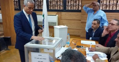نقابيون يتوافدون على صندوق الاقتراع السرى لانتخاب رئيس اتحاد العمال.. صور