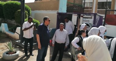 وكيل تعليم أسوان يتابع امتحانات الثانوية العامة أمام 4 لجان.. صور