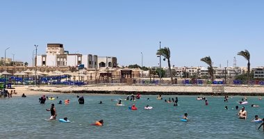 رغم ارتفاع الحرارة وحالة الجزر فى البحر.. إقبال على شواطئ الغردقة من أول الصباح