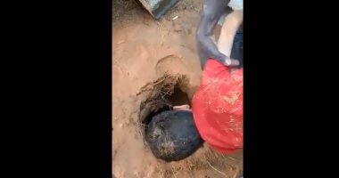 ليبي يلقي نجله في بئر عمقها 20 مترا لسبب عجيب .. فيديو