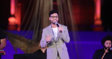 أحمد جمال يبدأ حفل مهرجان السويس بأغنية "اضحكى"