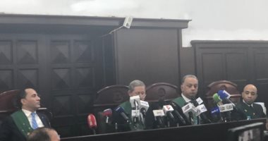 ننشر أمر إحالة قاتل نيرة أشرف للمحاكمة.. المتهم وضع مخططا لقتلها بعد رفضها الارتباط به.. استقل الحافلة معها مخفياً سكينا بين طيات ملابسه لقتلها.. باغتها من ورائها بعدة طعنات ونحر عنقها قاصداً إزهاق روحها
